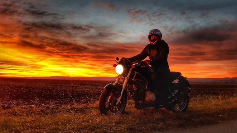 Мотоцикл на закате