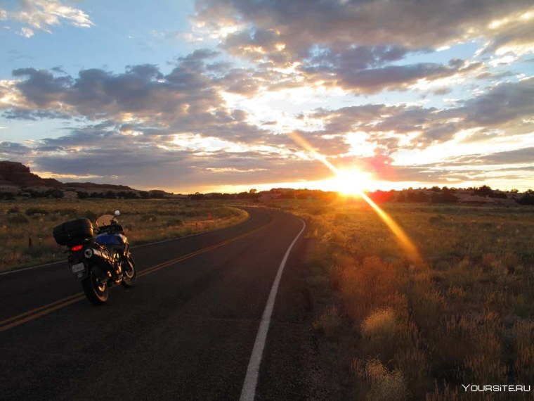 Мотоцикл на дороге