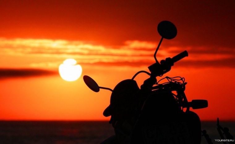 Мотоцикл на фоне заката