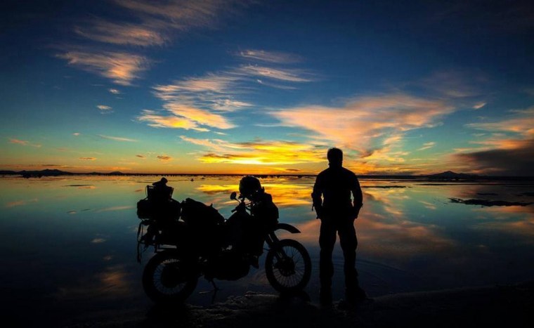 Байкер на закате