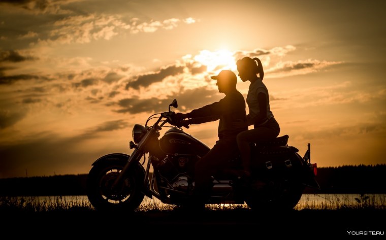 Девушка на мотоцикле закат