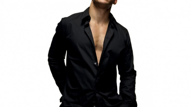 Мужчина на черном фоне