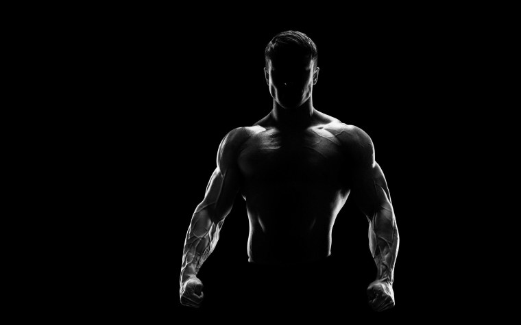 Спортсмен на темном фоне