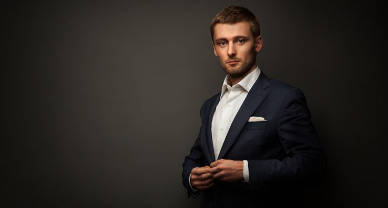 Бизнесмен на темном фоне