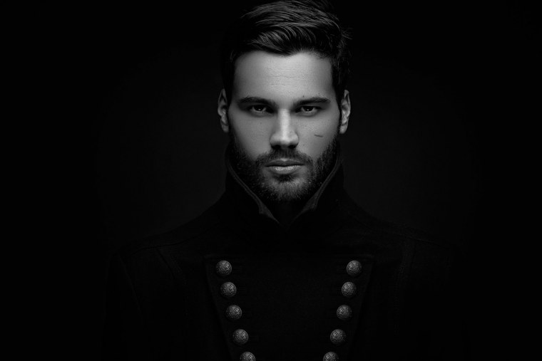 Парень на черном фоне