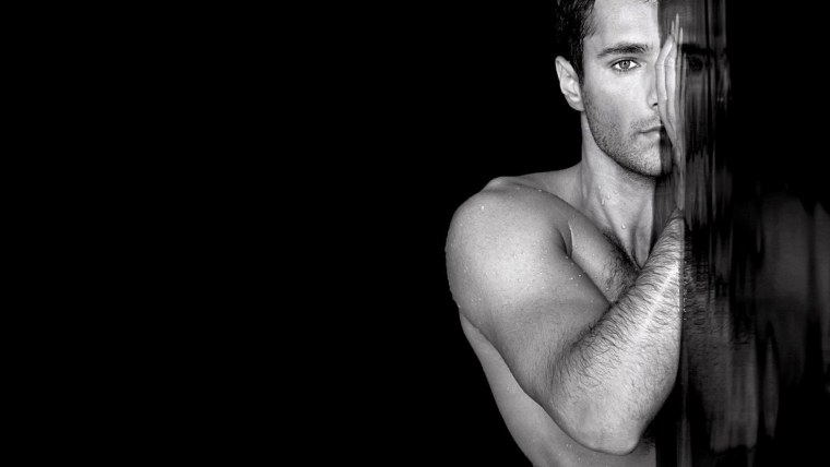 Мужчина на черном фоне