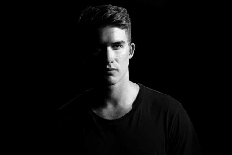 Мужской портрет на черном фоне