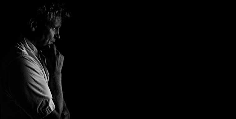 Мужчина на черном фоне