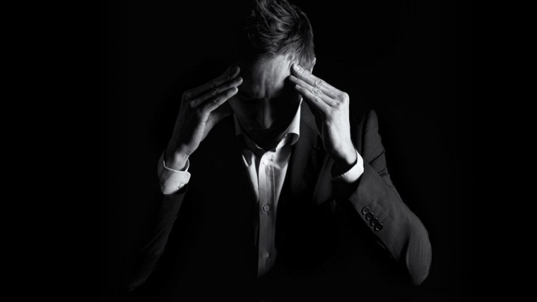 Мужчина на черном фоне