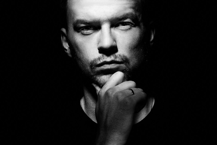 Мужчина на черном фоне