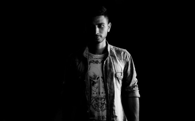 Парень на темном фоне