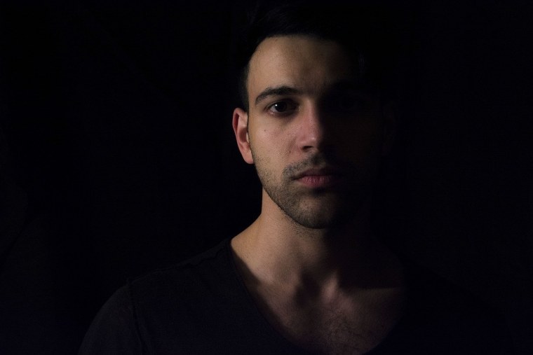 Мужской портрет на черном фоне