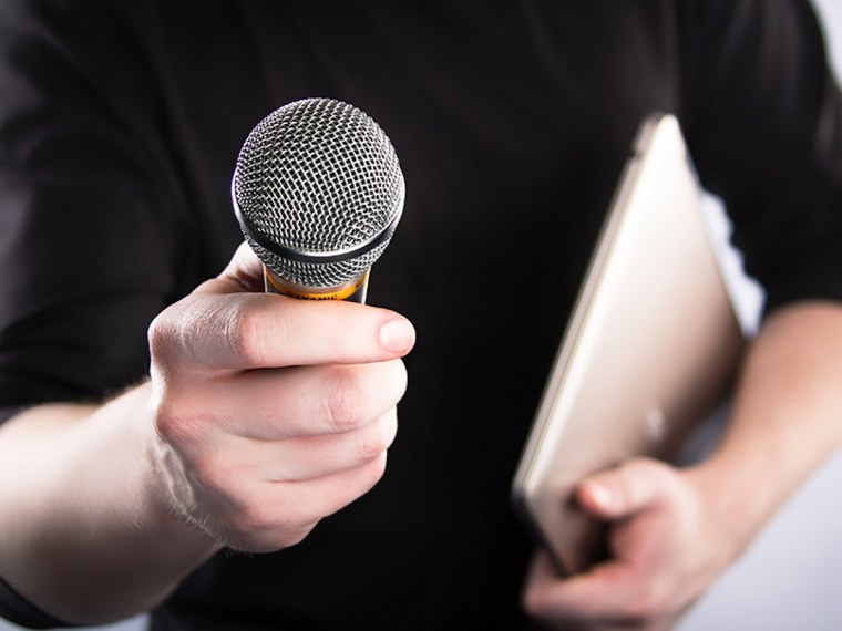 Человек с микрофоном в руке