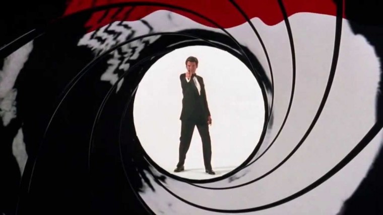 Джеймс Бонд в дуле пистолета