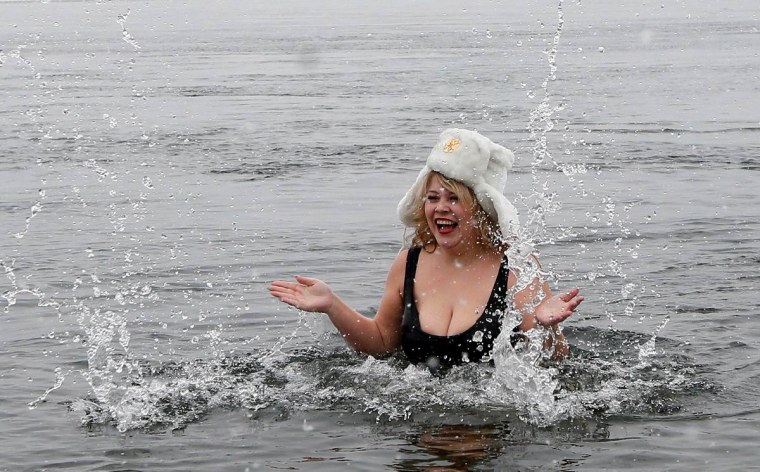 Девушка в купальнике зимой