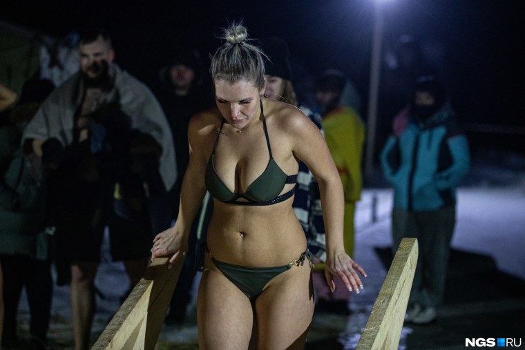 Девушки на крещенских купаниях горячо