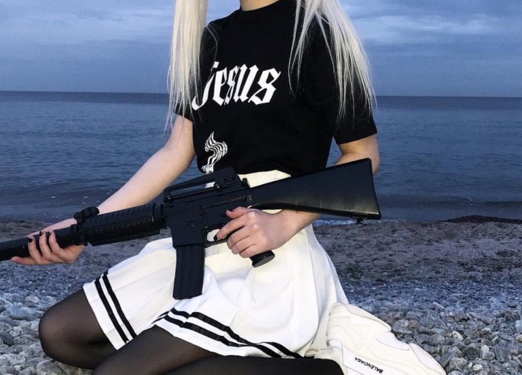 Девочка с калашом