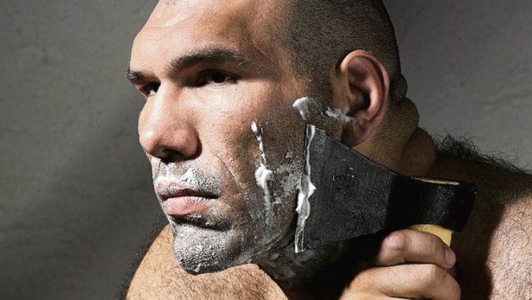 Николай Валуев бреется топором