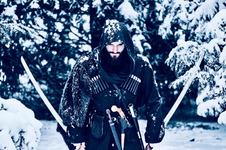 Танк в деревне зимой