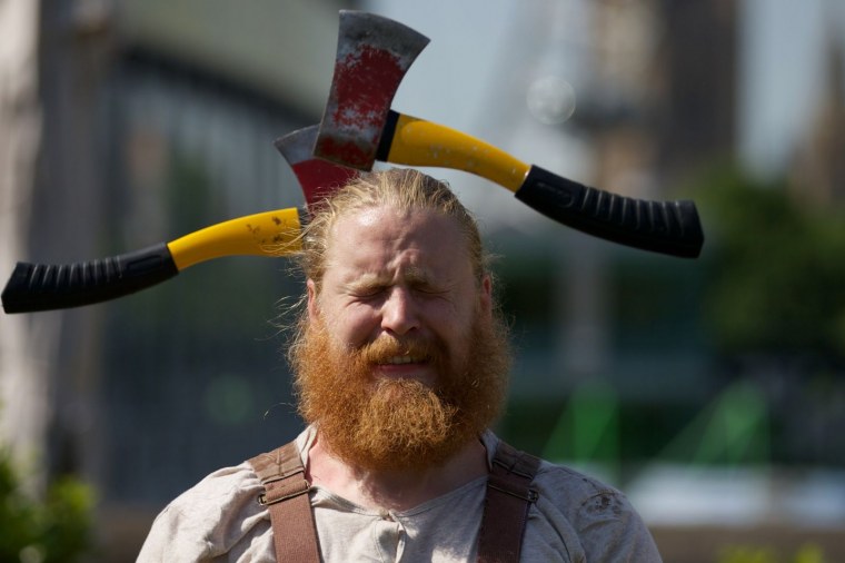 Мужчина с топором