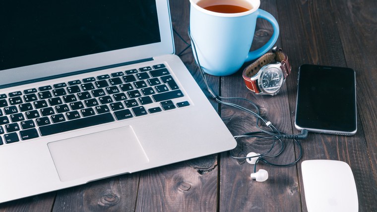 Ноутбук и Кружка