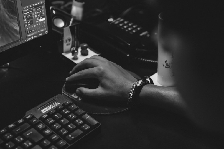 Парень за клавиатурой