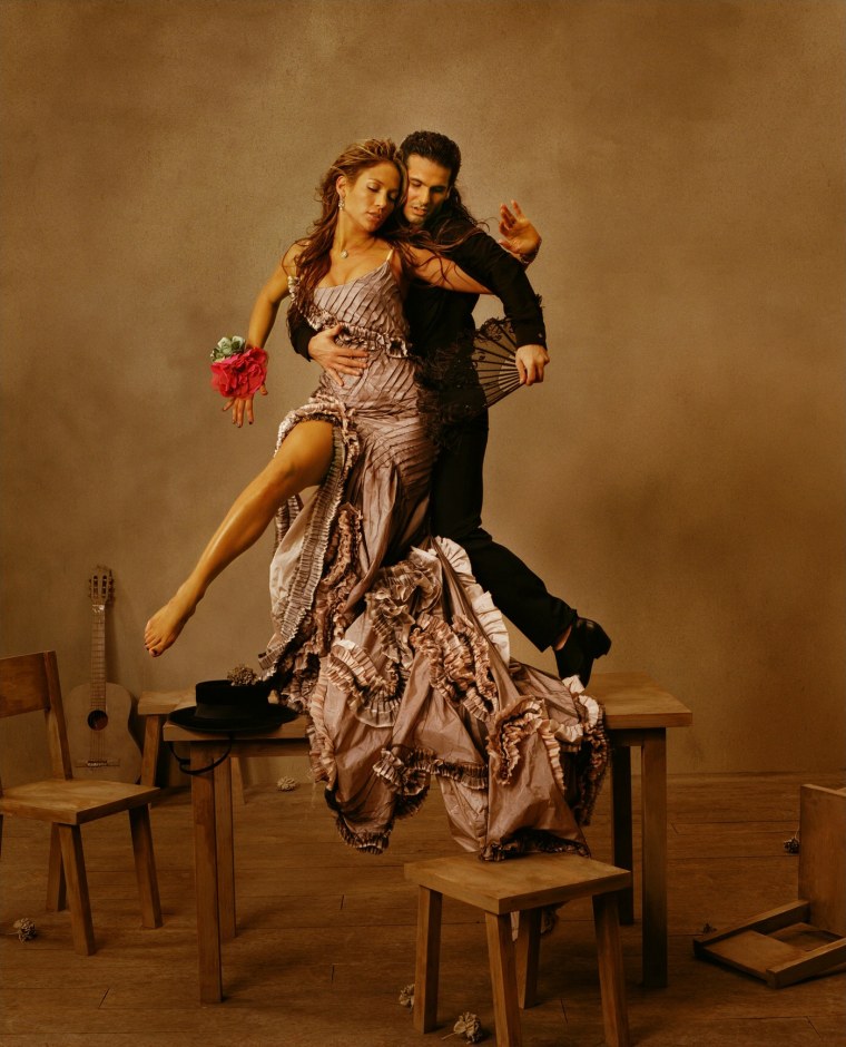 Танцует на столе