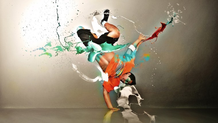 Девушка танцует