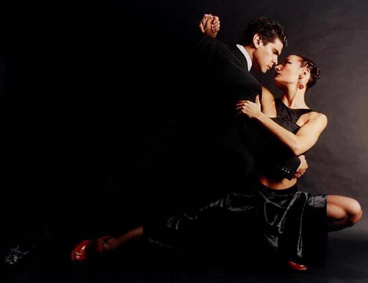 Девушка танцует