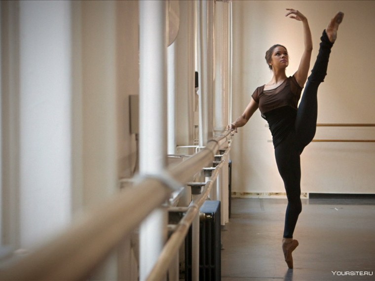 Красивая девушка танцует