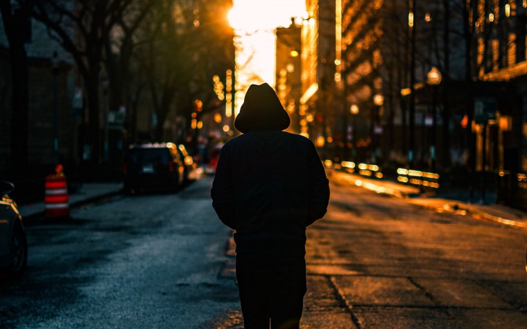 Одинокий парень в капюшоне