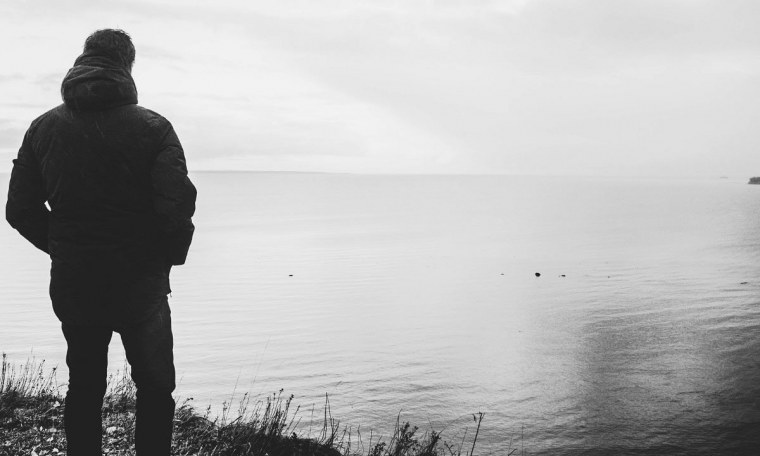 Одинокий грустный мужчина