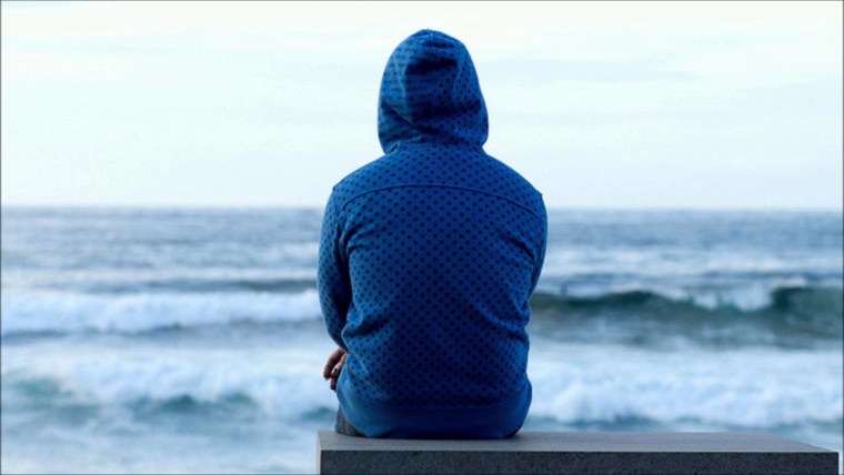 Мужчина в капюшоне со спины