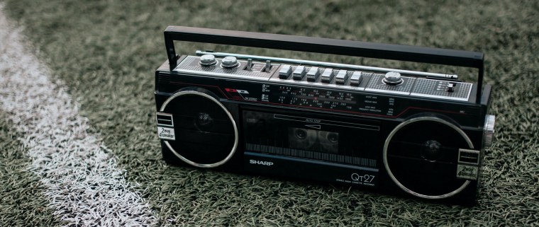 Девушка с магнитофоном