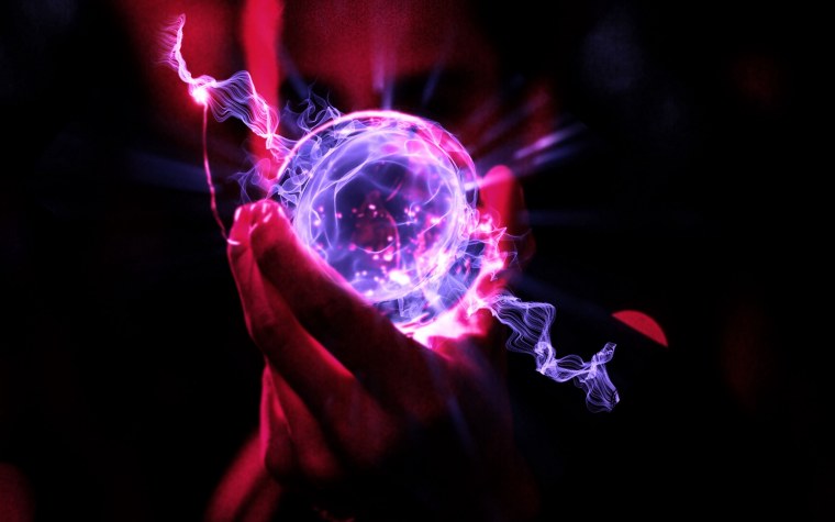 Светящийся шар в руках