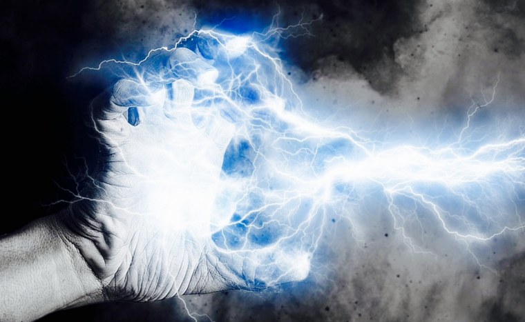 Молния в руке