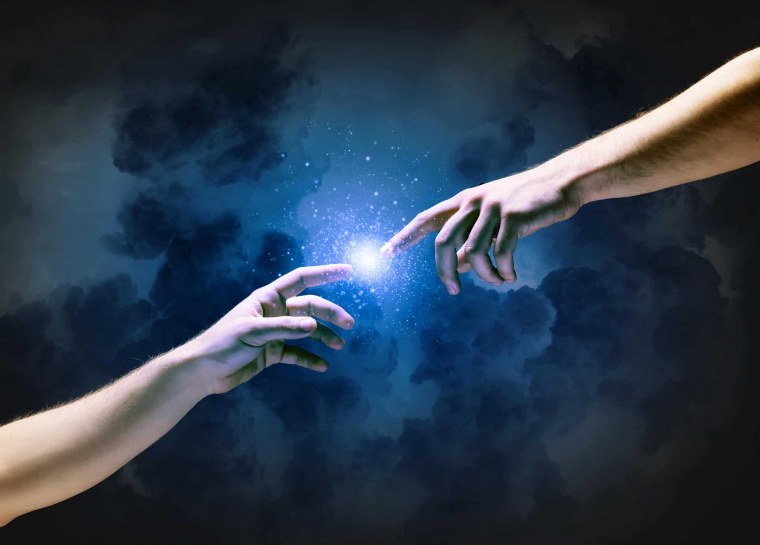 Руки тенуться к друг другу