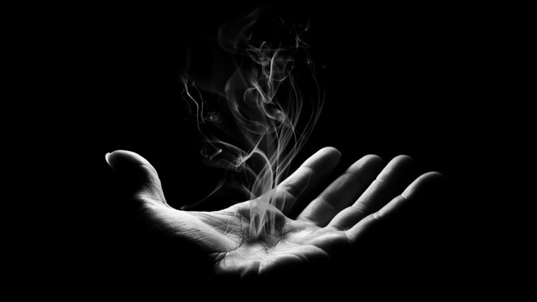 Руки на черном фоне