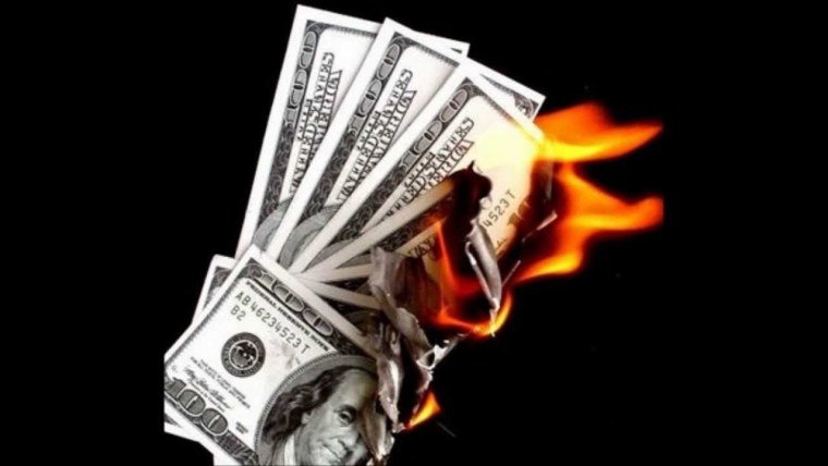 Купюры на черном фоне