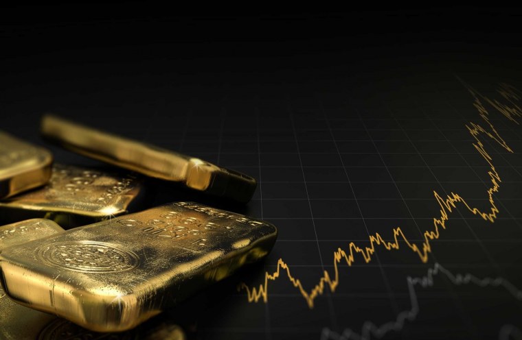 Слиток золота на черном фоне