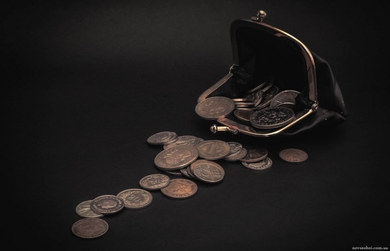 Монеты на черном фоне