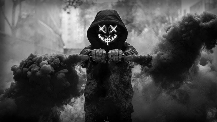 Человек в капюшоне в дыму