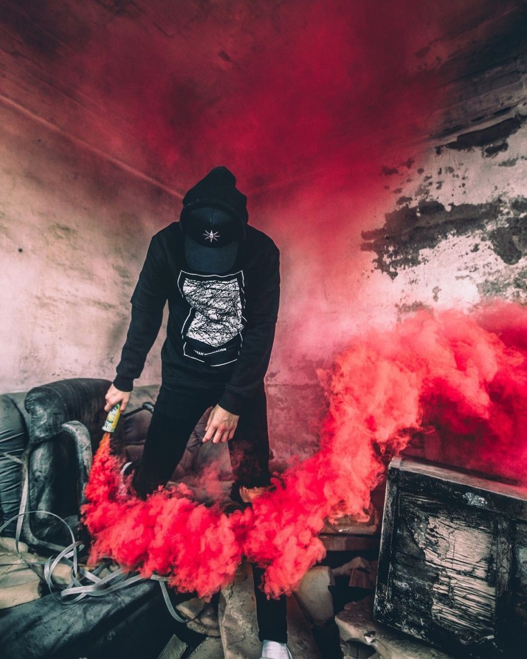 Парень в маске с дымом