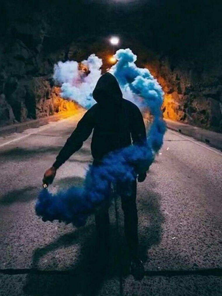 Парни с дымовыми шашками