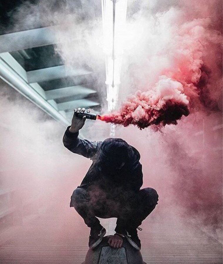 Человек с дымовой шашкой