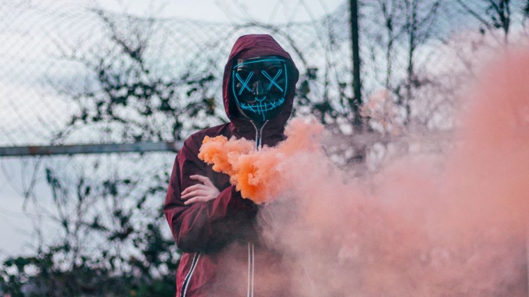 Пацан в маске