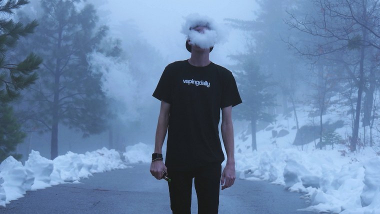 Подросток с дымом