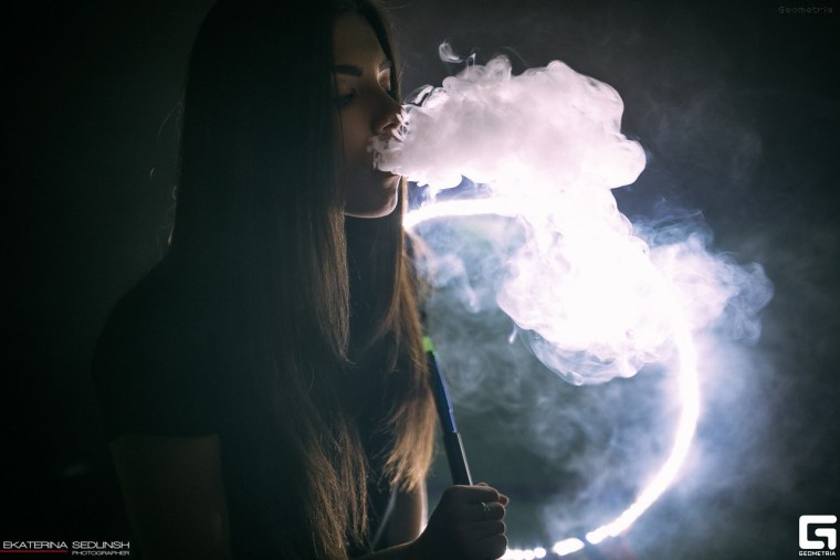 Девушка в дыму