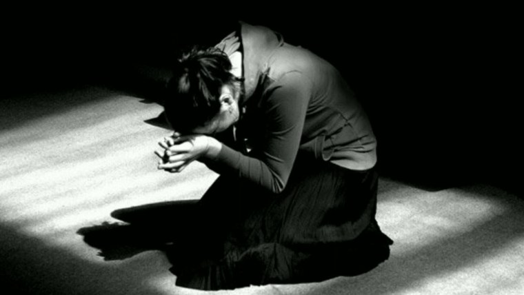 Мужчина на коленях отчаяние