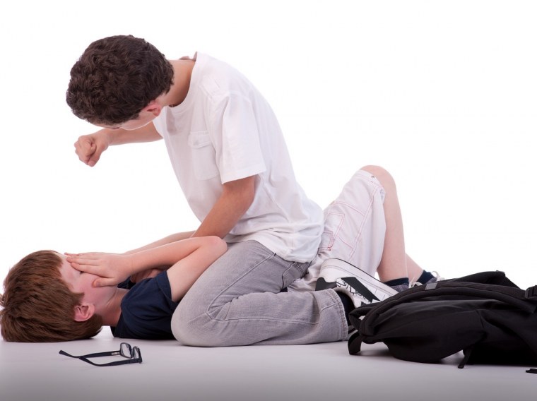 Человек сидит на другом